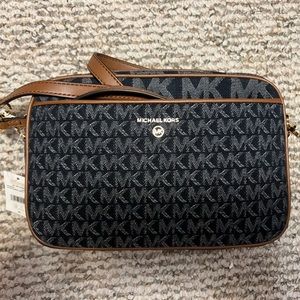 Michael Kors Logo Jet Set Charm Large East West Camera Crossbody